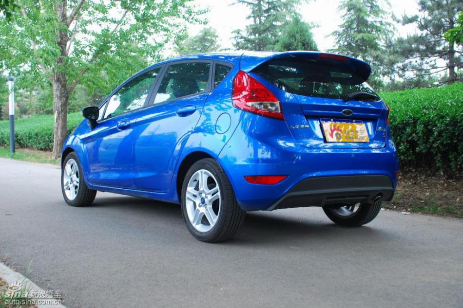 新嘉年华两厢手动运动型外观