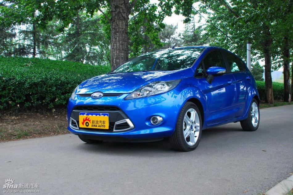 新嘉年华两厢手动运动型外观