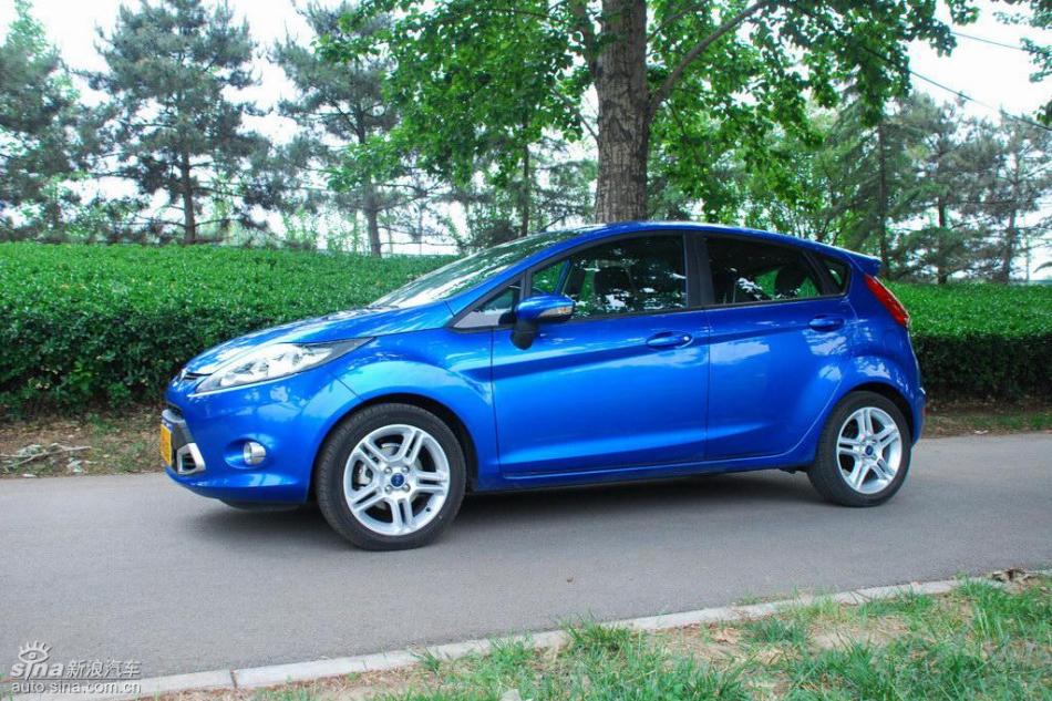 新嘉年华两厢手动运动型外观