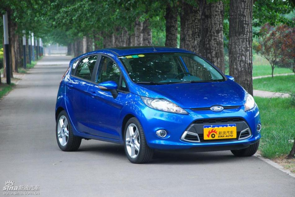 新嘉年华两厢手动运动型外观