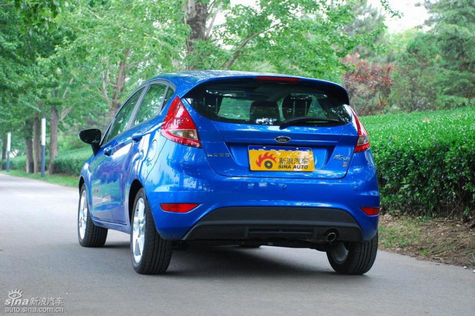 新嘉年华两厢手动运动型外观