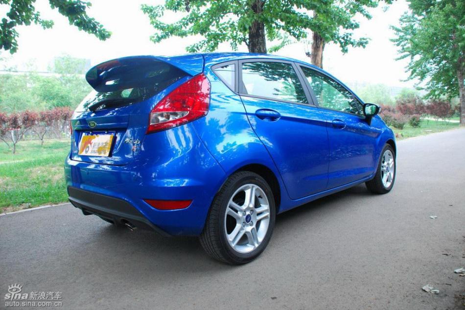 新嘉年华两厢手动运动型外观