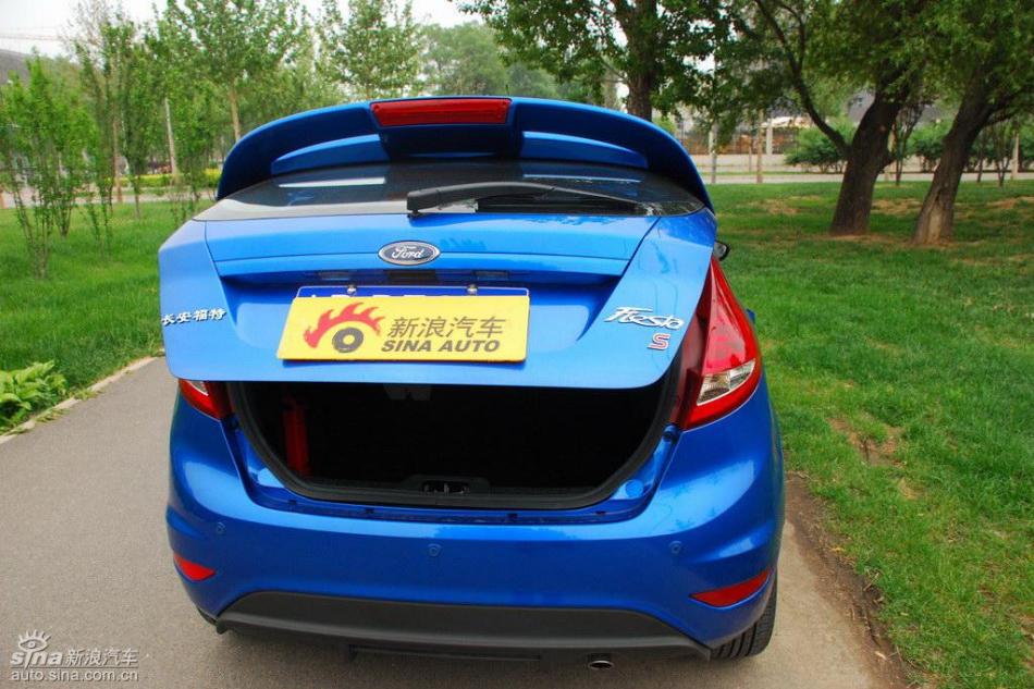 新嘉年华两厢后备厢