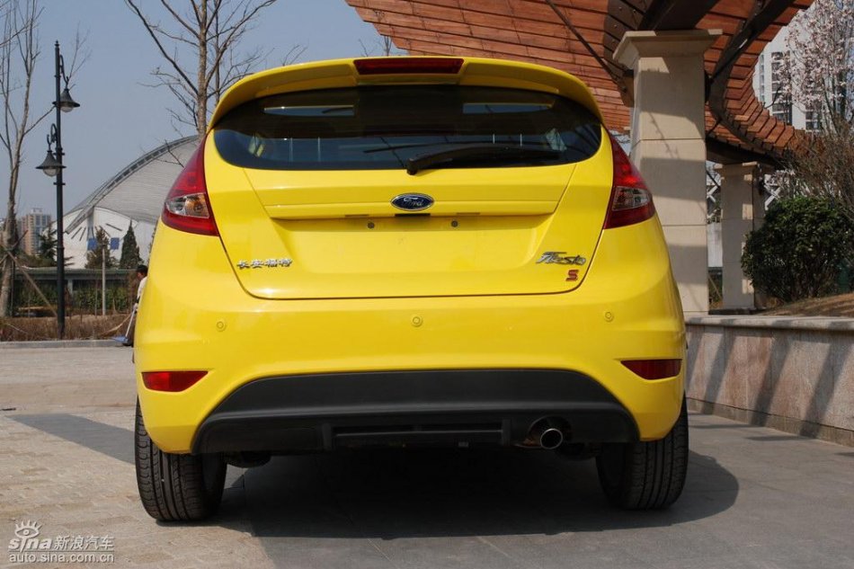 两厢1.5自动运动型外观