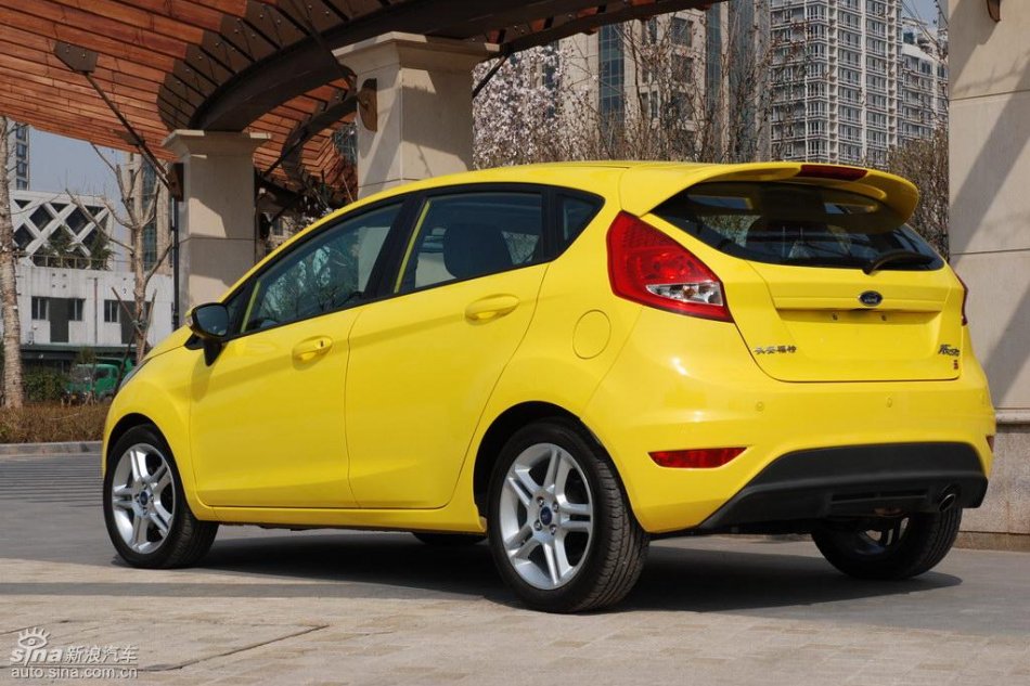 两厢1.5自动运动型外观