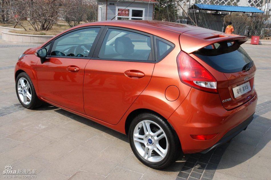 两厢1.5自动运动型外观