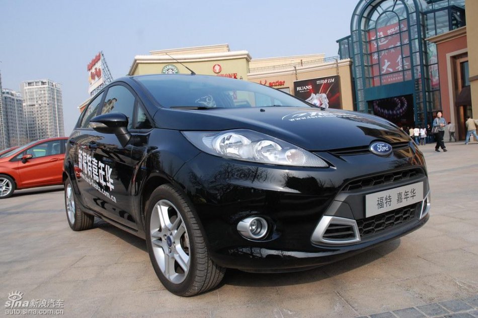 两厢1.5自动运动型外观