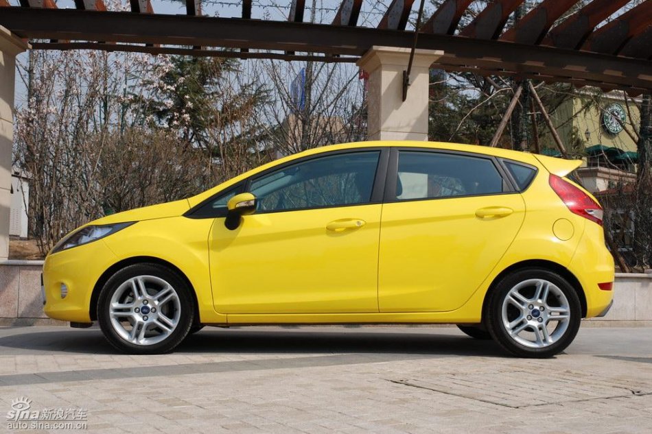 两厢1.5自动运动型外观