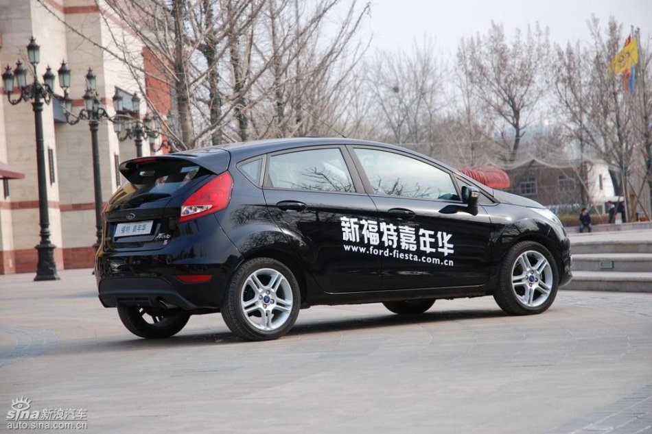 两厢1.5自动运动型外观