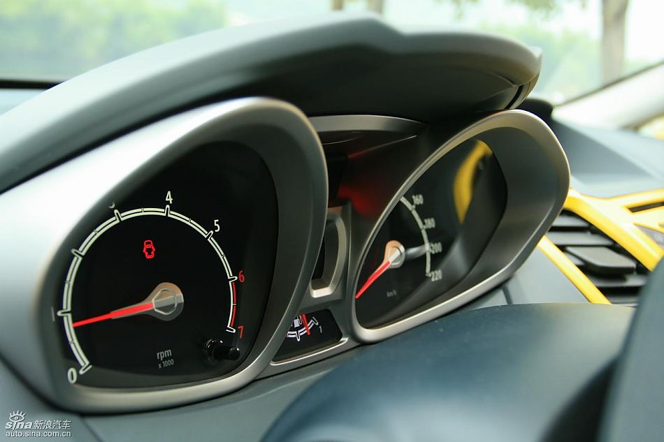 新嘉年华1.5L手动时尚限量版