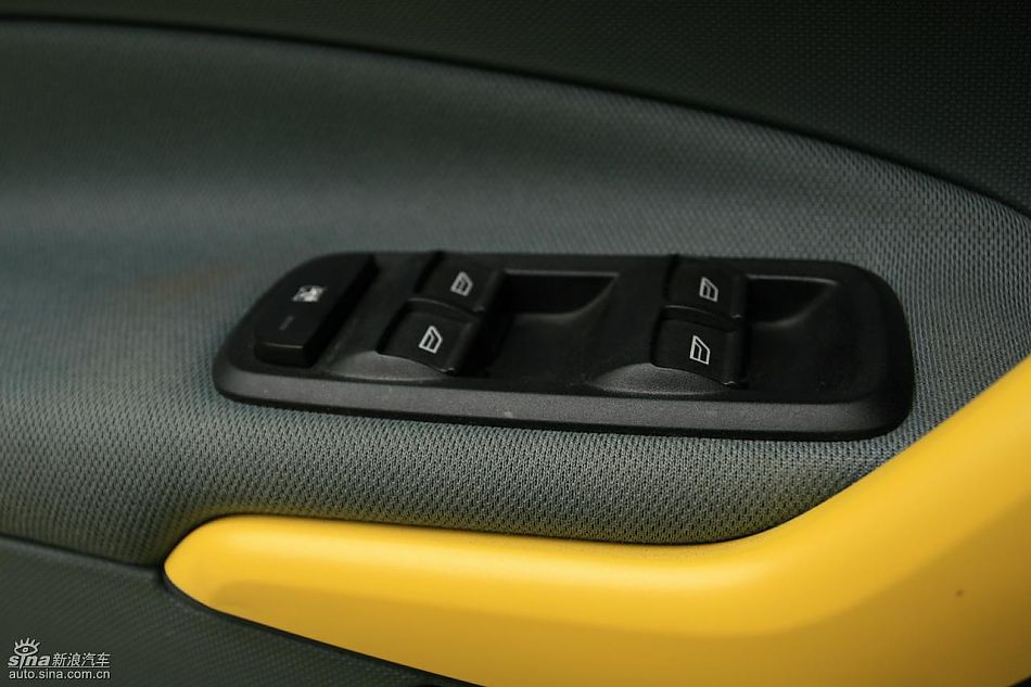 新嘉年华1.5L手动时尚限量版