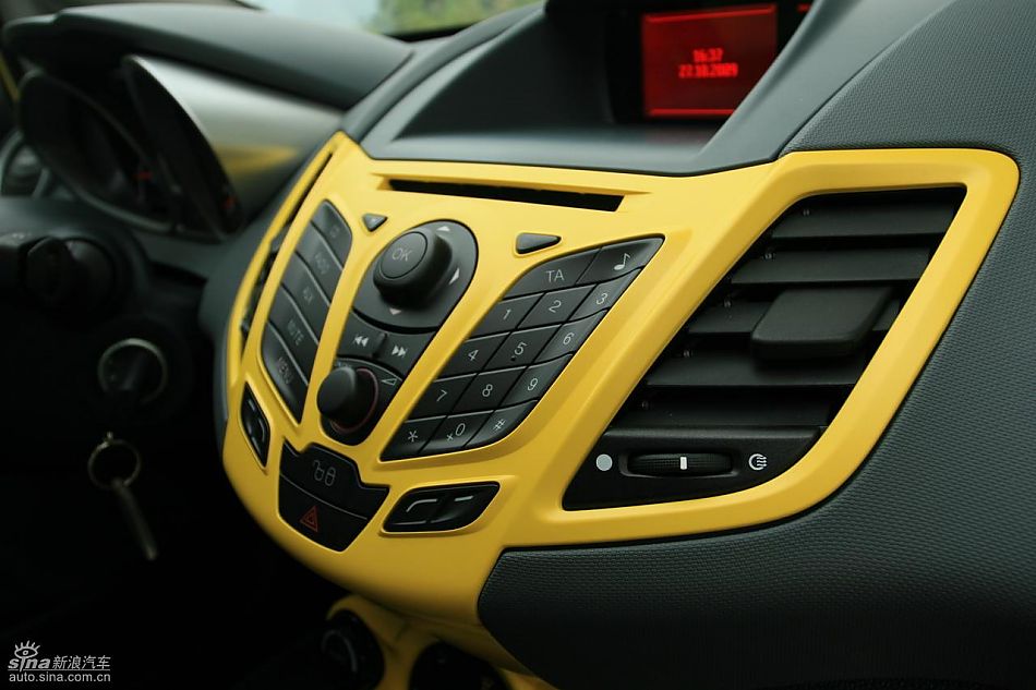 新嘉年华1.5L手动时尚限量版