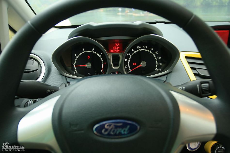 新嘉年华1.5L手动时尚限量版