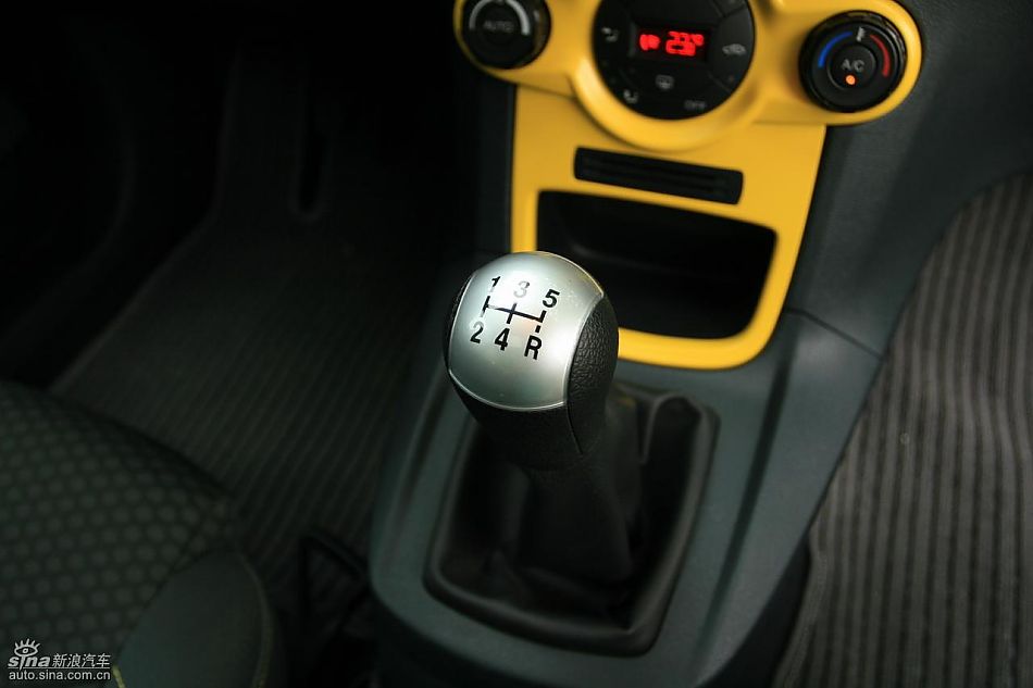 新嘉年华1.5L手动时尚限量版