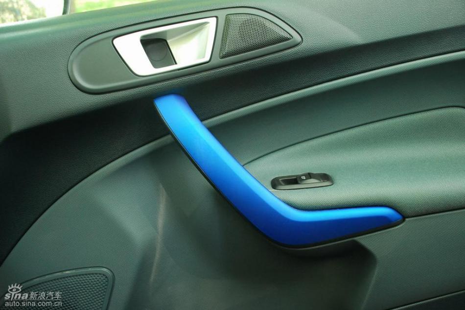 新嘉年华两厢手动运动型内饰