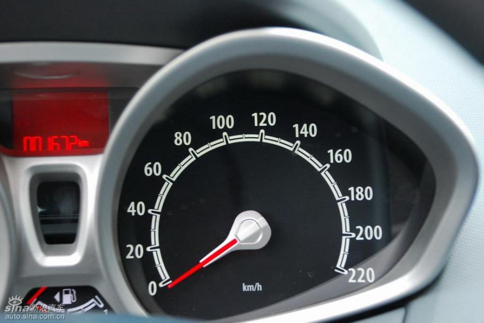 新嘉年华两厢手动运动型内饰