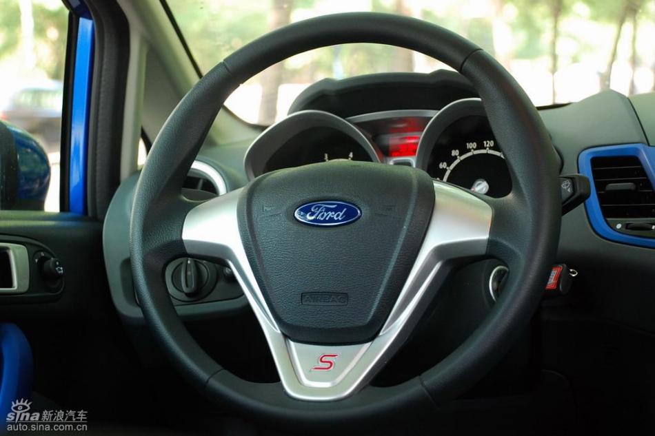 新嘉年华两厢手动运动型内饰