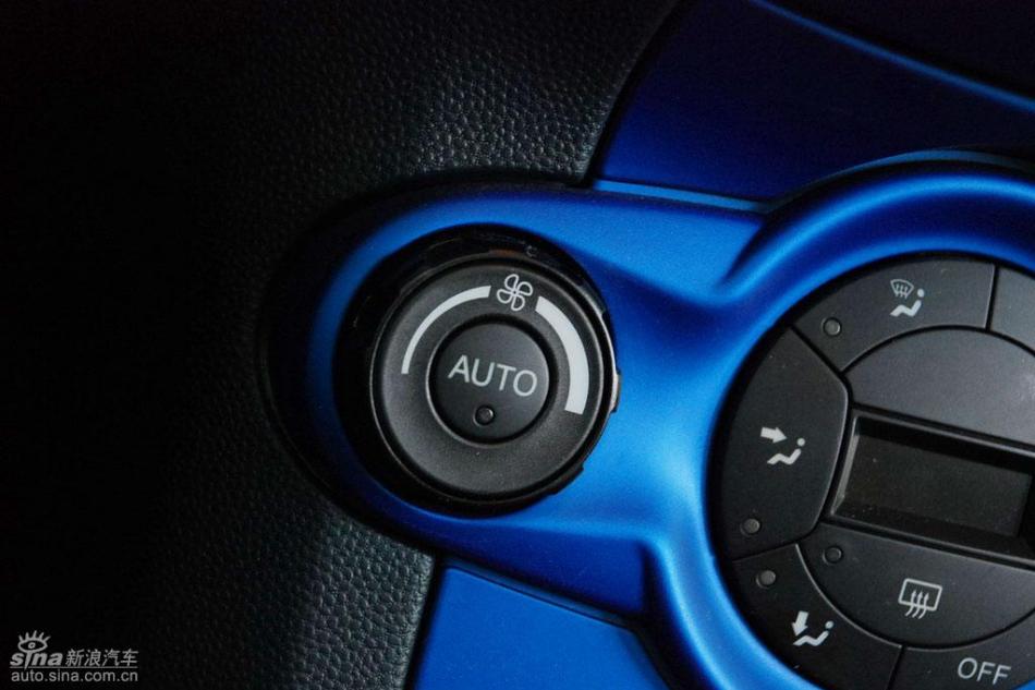 新嘉年华两厢手动运动型内饰