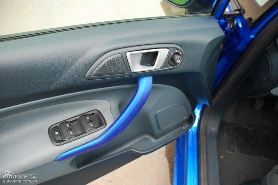新嘉年华两厢手动运动型内饰