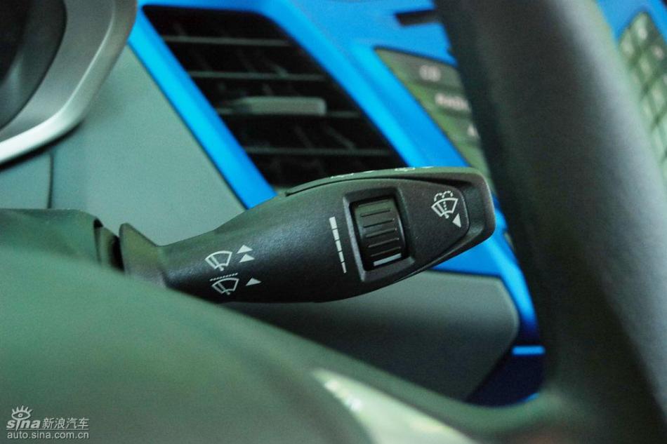 新嘉年华两厢手动运动型内饰
