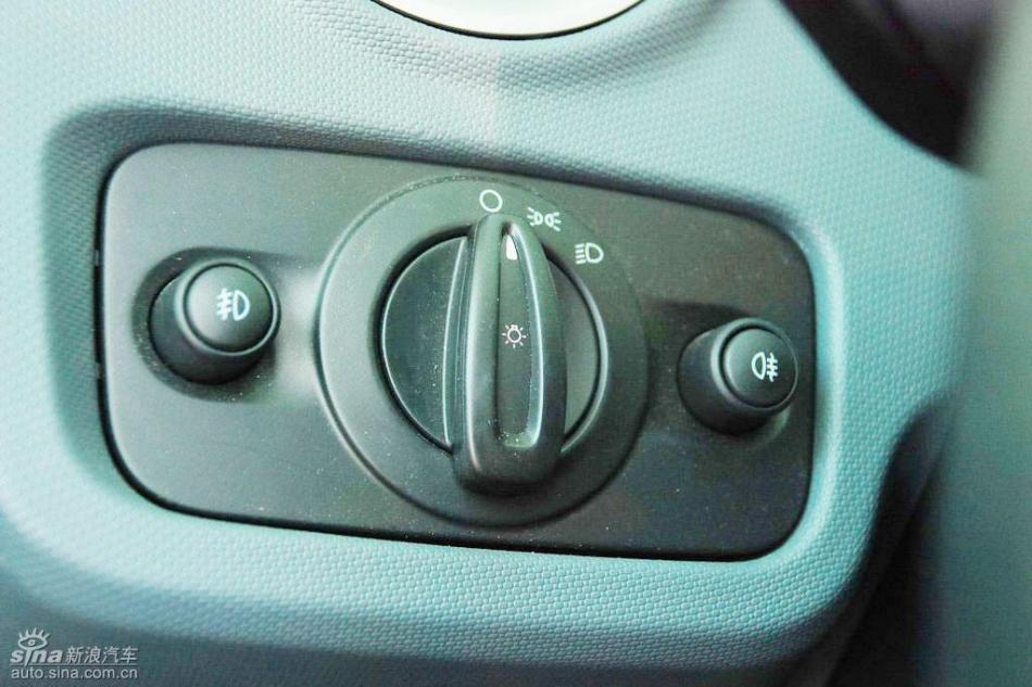 新嘉年华两厢手动运动型内饰