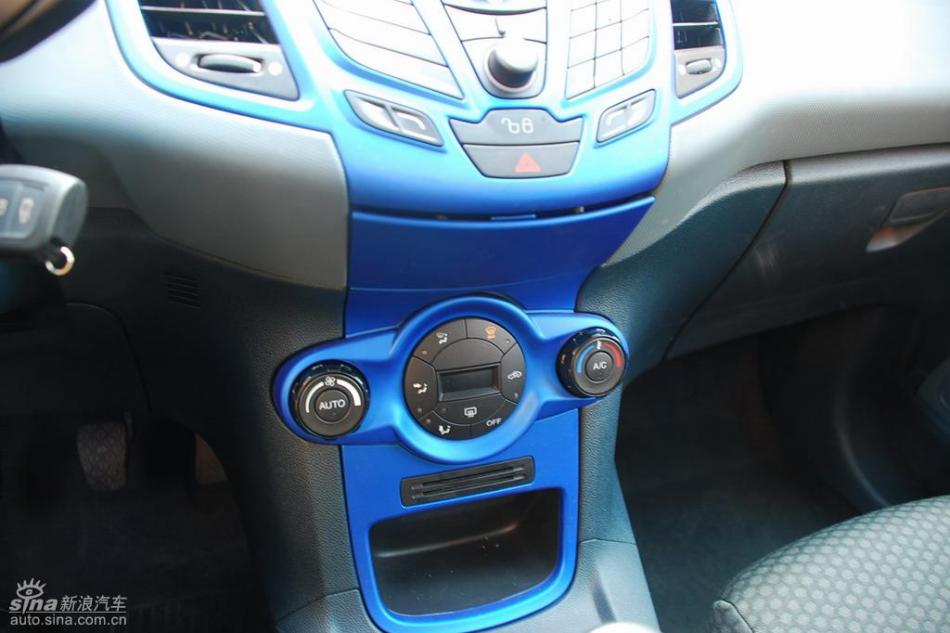 新嘉年华两厢手动运动型内饰