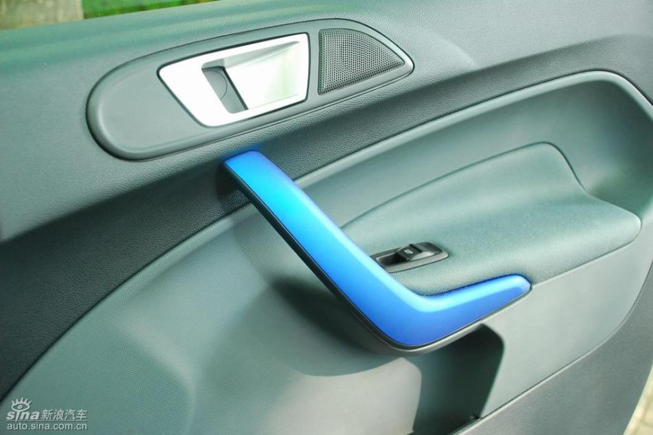 新嘉年华两厢手动运动型内饰