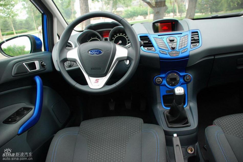 新嘉年华两厢手动运动型内饰