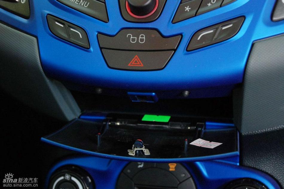 新嘉年华两厢手动运动型内饰