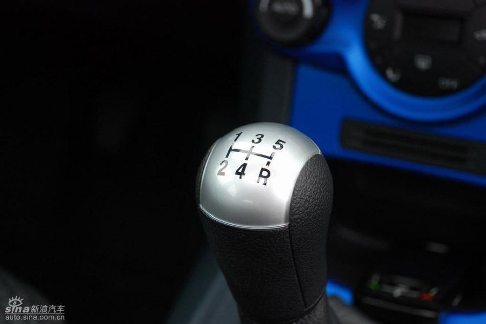 新嘉年华两厢手动运动型内饰