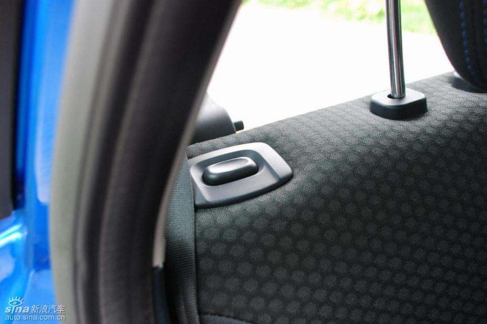 新嘉年华两厢手动运动型内饰