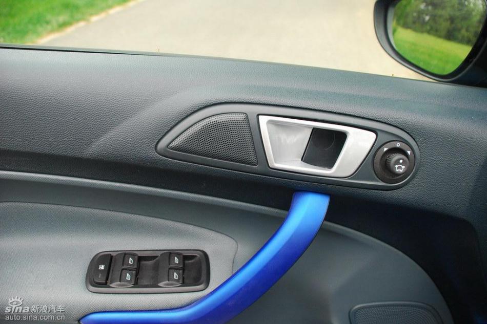 新嘉年华两厢手动运动型内饰