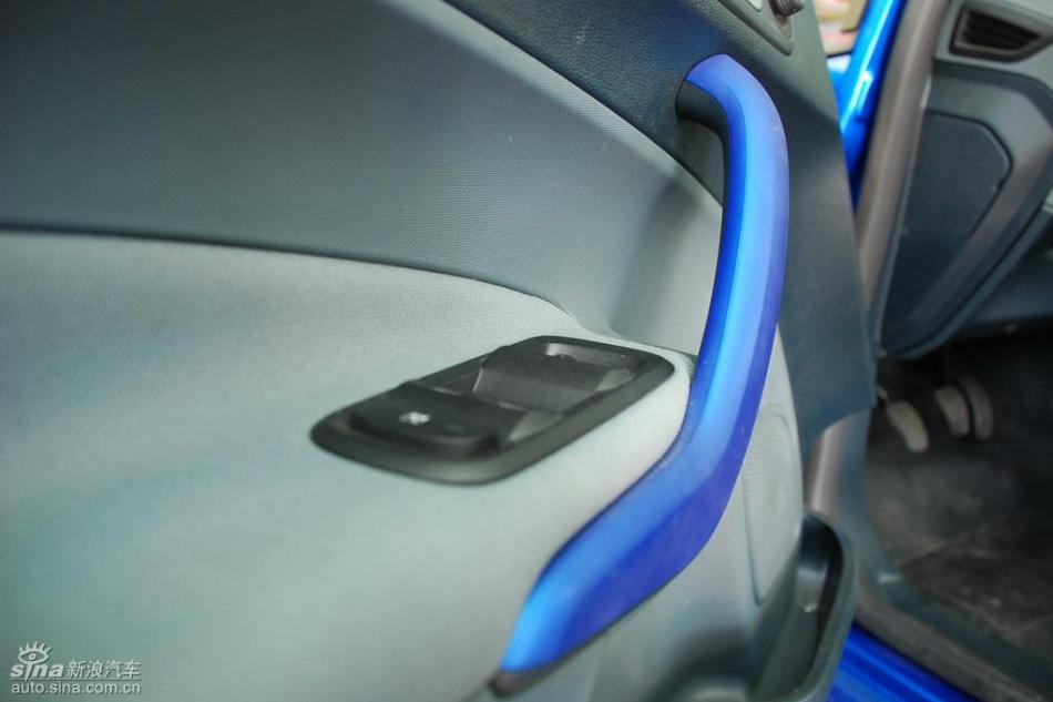 新嘉年华两厢手动运动型内饰