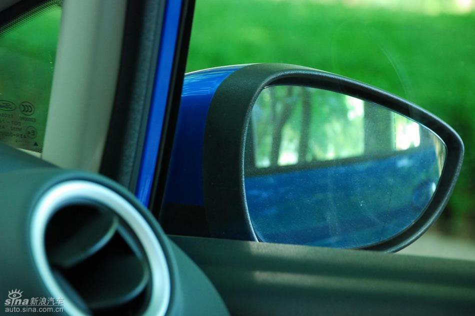 新嘉年华两厢手动运动型内饰