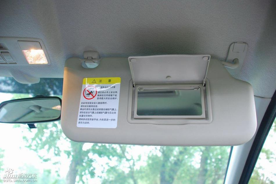 新嘉年华两厢手动运动型内饰