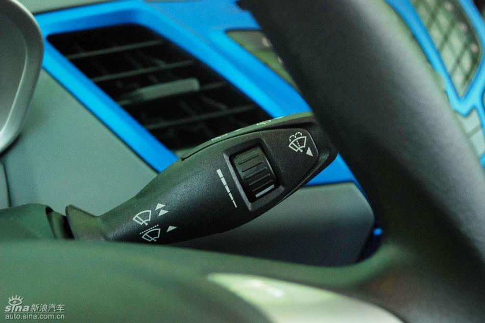 新嘉年华两厢手动运动型内饰
