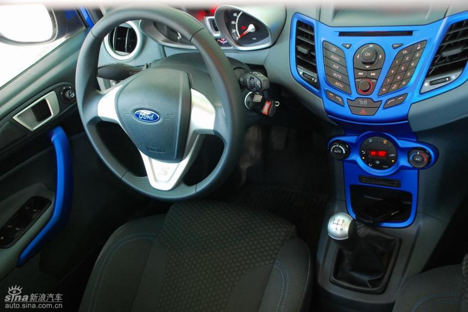 新嘉年华两厢手动运动型内饰