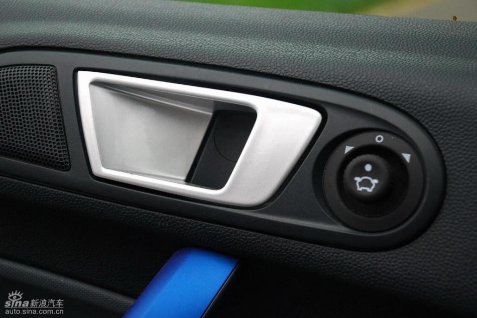 新嘉年华两厢手动运动型内饰