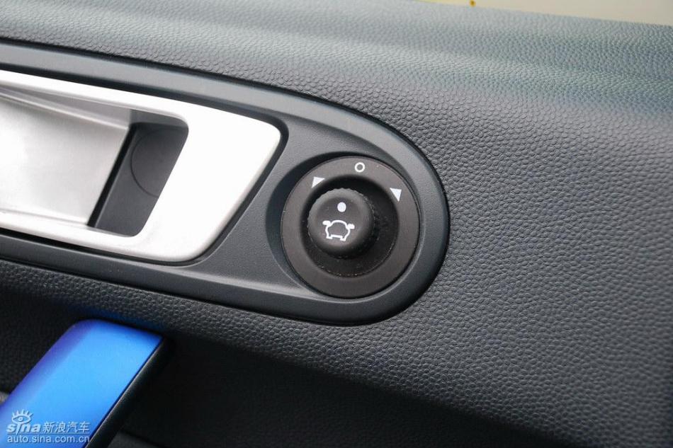 新嘉年华两厢手动运动型内饰