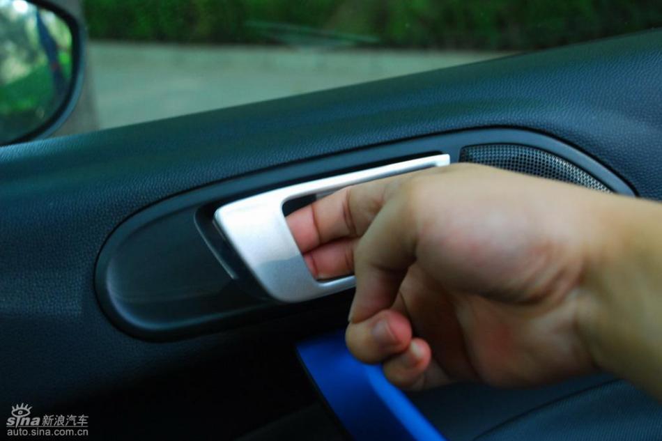 新嘉年华两厢手动运动型内饰