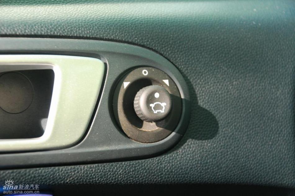 新嘉年华两厢手动运动型内饰