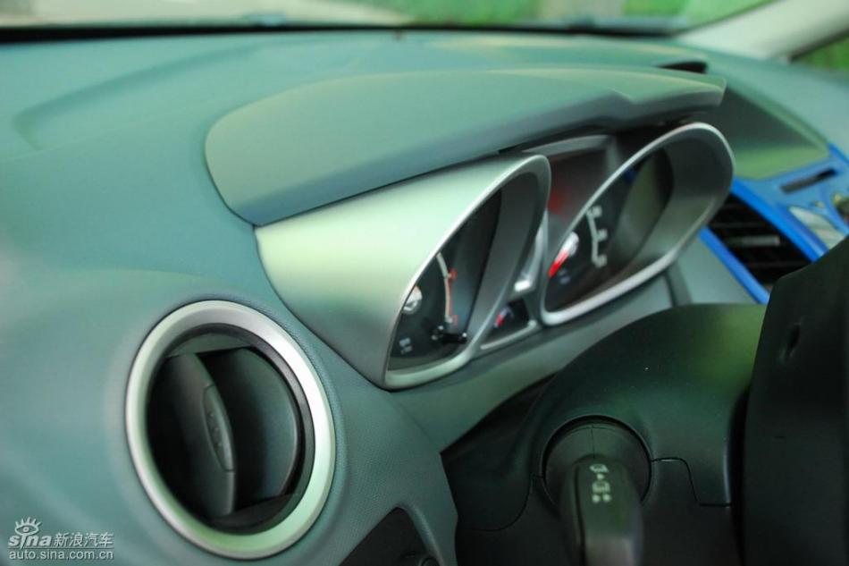 新嘉年华两厢手动运动型内饰