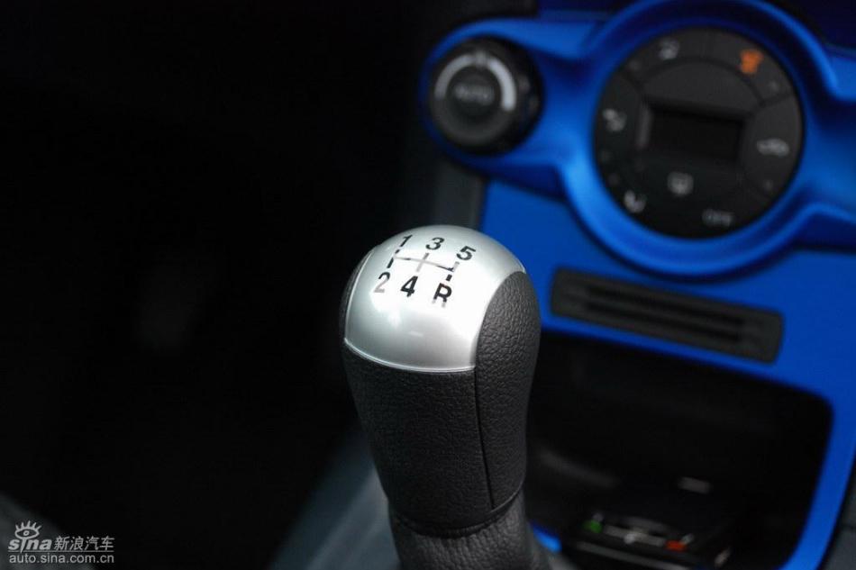 新嘉年华两厢手动运动型内饰
