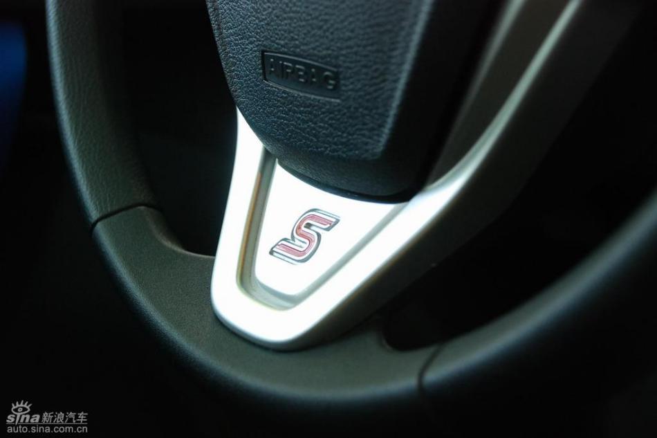 新嘉年华两厢手动运动型内饰