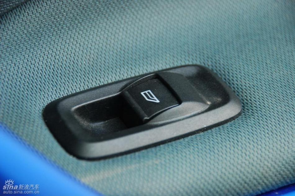 新嘉年华两厢手动运动型内饰