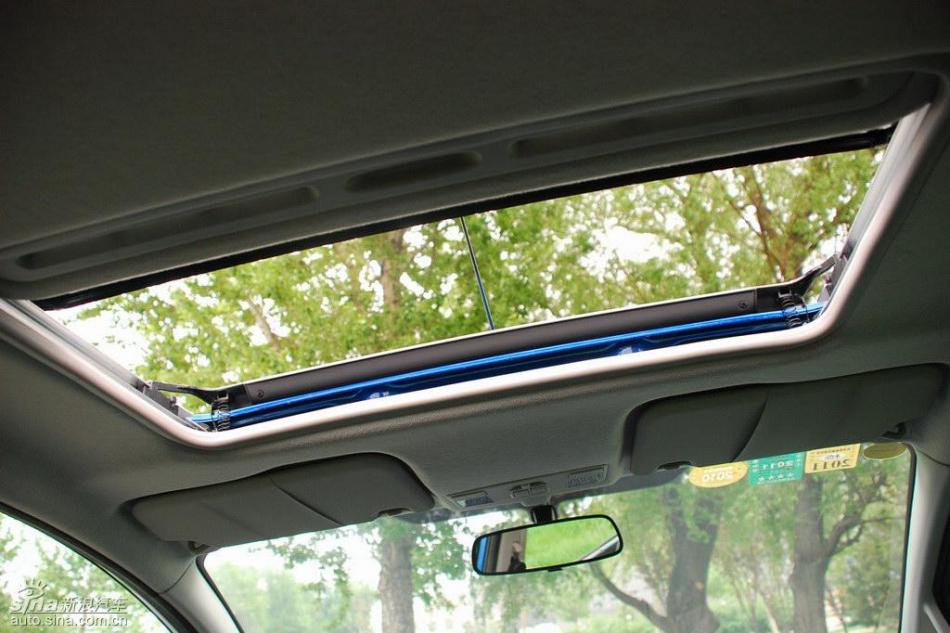 新嘉年华两厢手动运动型内饰