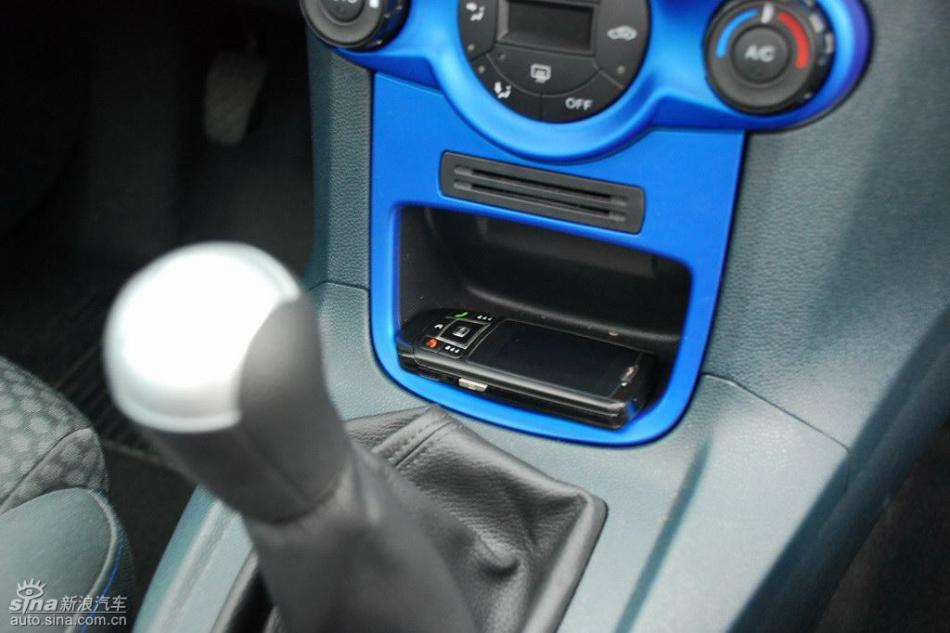 新嘉年华两厢手动运动型内饰