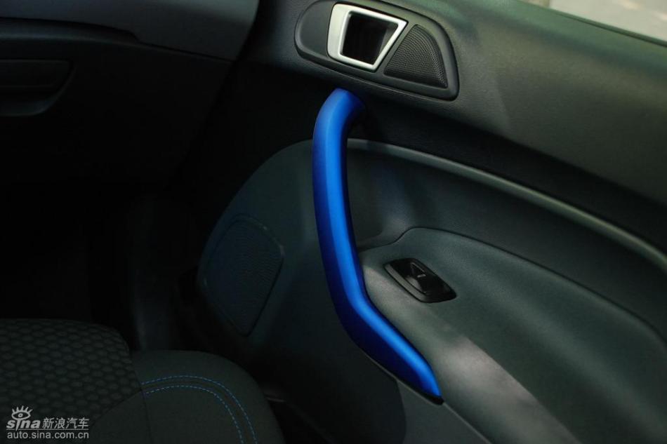 新嘉年华两厢手动运动型内饰