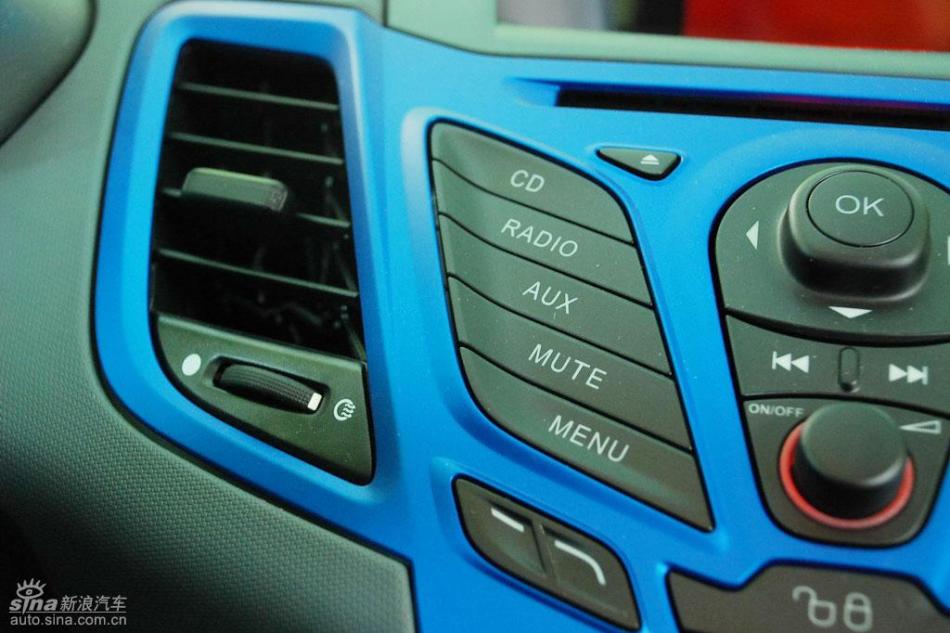 新嘉年华两厢手动运动型内饰