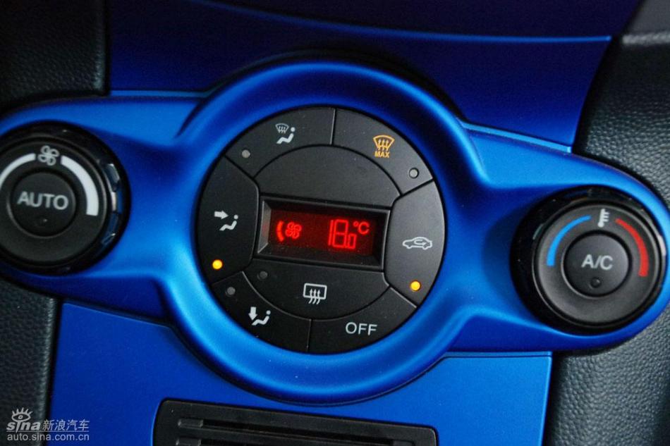 新嘉年华两厢手动运动型内饰